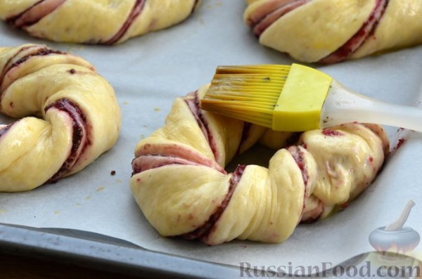 Сдобные булочки-колечки с черешней и шоколадным штрейзелем Сдобные булочки-колечки с черешней и шоколадным штрейзелем