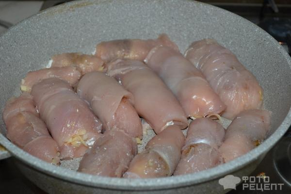 Рецепт: Рулетики из куриного филе - С сыром, творогом, пряностями и сметаной Рецепт: Рулетики из куриного филе - С сыром, творогом, пряностями и сметаной