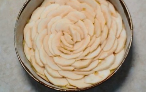 Пышная шарлотка с яблоками в духовке классическая Пышная шарлотка с яблоками в духовке классическая