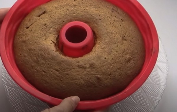Пышная шарлотка с яблоками в духовке классическая Пышная шарлотка с яблоками в духовке классическая