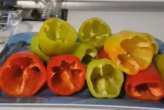 Фаршированные перцы с фаршем и рисом в кастрюле Фаршированные перцы с фаршем и рисом в кастрюле