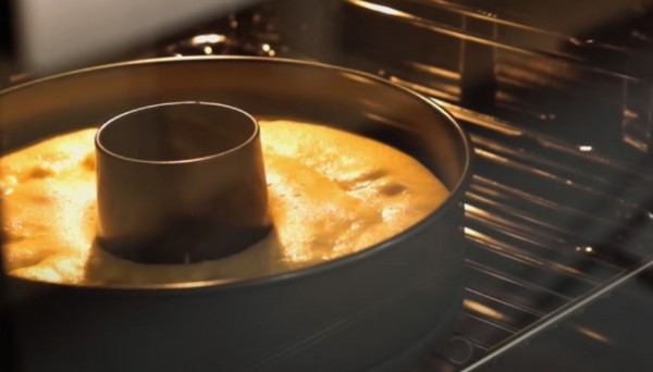 Пышная шарлотка с яблоками в духовке классическая Пышная шарлотка с яблоками в духовке классическая