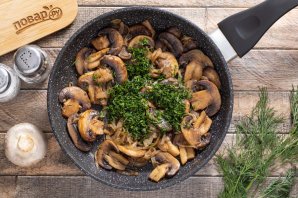 Шампиньоны жареные с луком Шампиньоны жареные с луком
