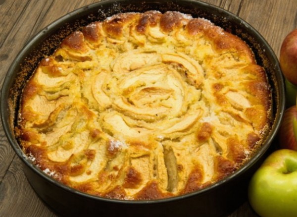 Пышная шарлотка с яблоками в духовке классическая Пышная шарлотка с яблоками в духовке классическая