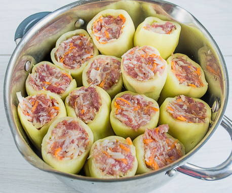 Фаршированные перцы с фаршем и рисом в кастрюле Фаршированные перцы с фаршем и рисом в кастрюле