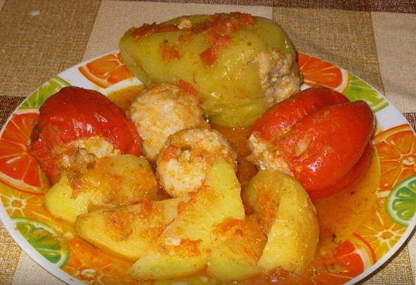 Фаршированные перцы с фаршем и рисом в кастрюле Фаршированные перцы с фаршем и рисом в кастрюле