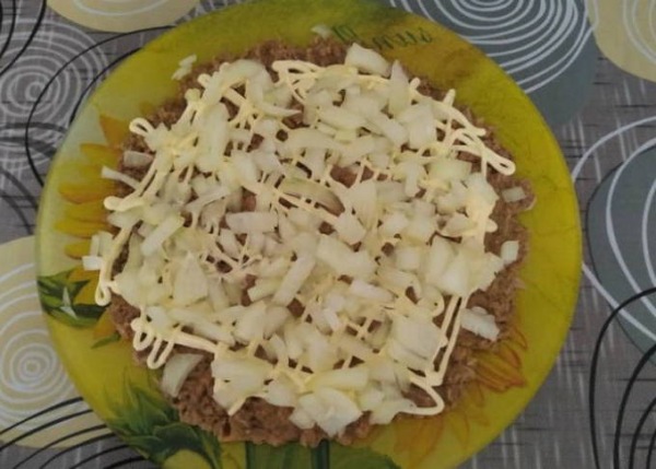 Салат Мимоза с сыром и консервами классический Салат Мимоза с сыром и консервами классический