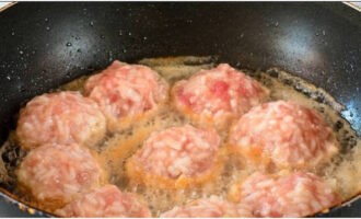 Ежики из фарша с рисом на сковороде с подливкой Ежики из фарша с рисом на сковороде с подливкой