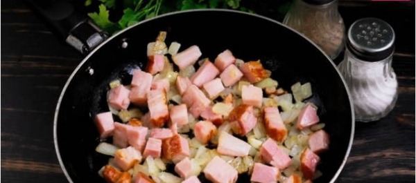 Паста карбонара с беконом и сливками классическая Паста карбонара с беконом и сливками классическая