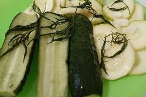 Рецепт: Малосольные огурчики с кабачками в горячем маринаде — Быстрый способ засолки малосольных огурцов горячим маринадом. С молодыми кабачками и чесноком.