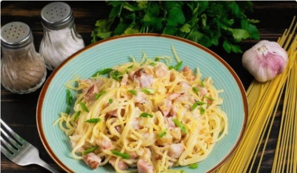Паста карбонара с беконом и сливками классическая Паста карбонара с беконом и сливками классическая