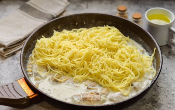 Паста карбонара с беконом и сливками классическая Паста карбонара с беконом и сливками классическая