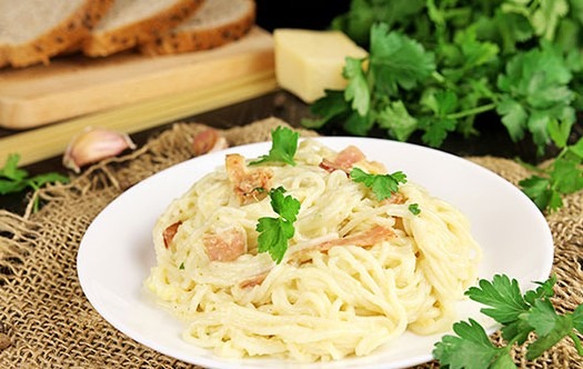 Паста карбонара с беконом и сливками классическая Паста карбонара с беконом и сливками классическая