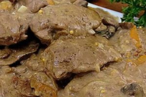 Куриная печень в сметане с луком на сковороде
