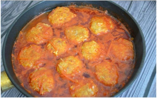 Ежики из фарша с рисом на сковороде с подливкой Ежики из фарша с рисом на сковороде с подливкой