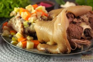Варёная свиная рулька с овощами