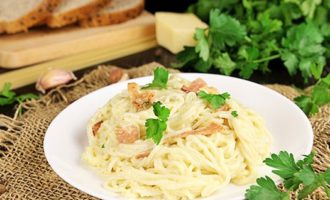 Паста карбонара с беконом и сливками классическая Паста карбонара с беконом и сливками классическая