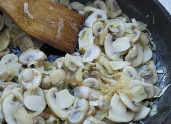 Паста карбонара с беконом и сливками классическая Паста карбонара с беконом и сливками классическая