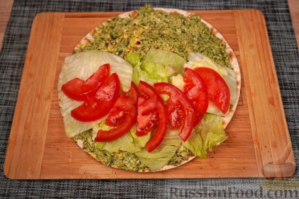 Гирос с красной рыбой и соусом песто Гирос с красной рыбой и соусом песто
