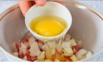 Ежики из фарша с рисом на сковороде с подливкой Ежики из фарша с рисом на сковороде с подливкой