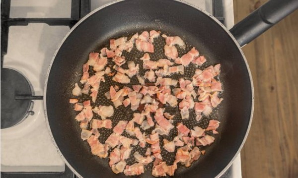 Паста карбонара с беконом и сливками классическая Паста карбонара с беконом и сливками классическая
