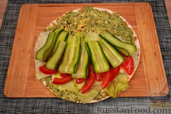 Гирос с красной рыбой и соусом песто Гирос с красной рыбой и соусом песто