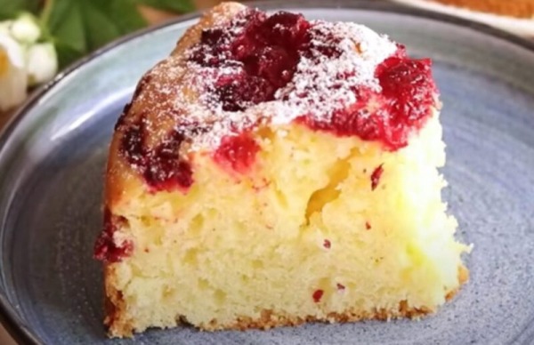 Вкус детства. Пирог на сметане с ягодами – нежность в каждом кусочке Вкус детства. Пирог на сметане с ягодами – нежность в каждом кусочке