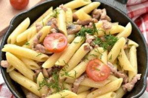 Макароны по-флотски с фаршем на сковороде
