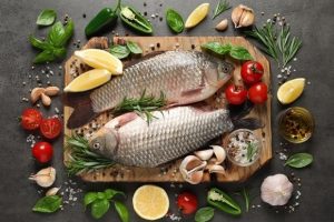 «Еще одна вкуснятина»: вот как прирожденные рыбаки запекают карася с овощами в фольге