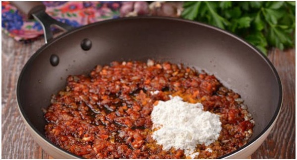 Ежики из фарша с рисом на сковороде с подливкой Ежики из фарша с рисом на сковороде с подливкой