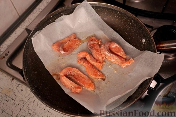 Гирос с красной рыбой и соусом песто Гирос с красной рыбой и соусом песто