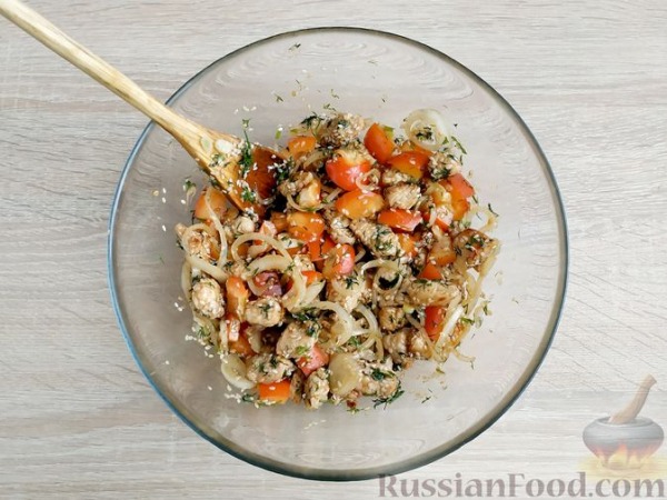 Салат с индейкой, сладким перцем и кунжутом Салат с индейкой, сладким перцем и кунжутом
