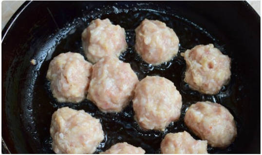 Ежики из фарша с рисом на сковороде с подливкой Ежики из фарша с рисом на сковороде с подливкой