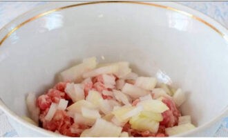 Ежики из фарша с рисом на сковороде с подливкой Ежики из фарша с рисом на сковороде с подливкой
