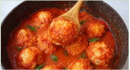 Ежики из фарша с рисом на сковороде с подливкой Ежики из фарша с рисом на сковороде с подливкой