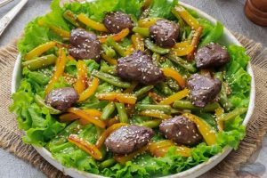 Тёплый салат с куриной печенью, болгарским перцем и стручковой фасолью