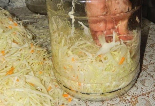 Сочная и хрустящая квашеная капуста — очень простой способ Сочная и хрустящая квашеная капуста — очень простой способ
