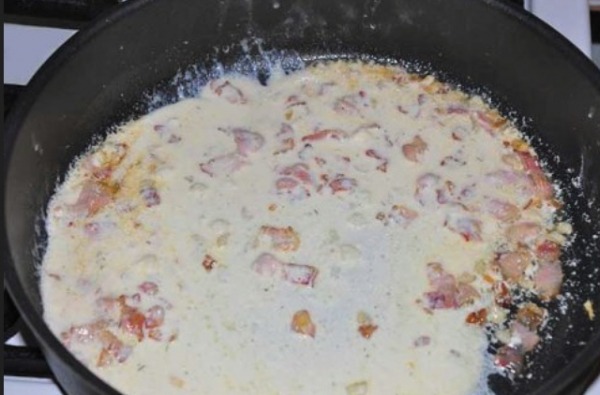 Паста карбонара с беконом и сливками классическая Паста карбонара с беконом и сливками классическая
