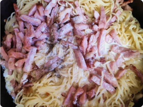 Паста карбонара с беконом и сливками классическая Паста карбонара с беконом и сливками классическая