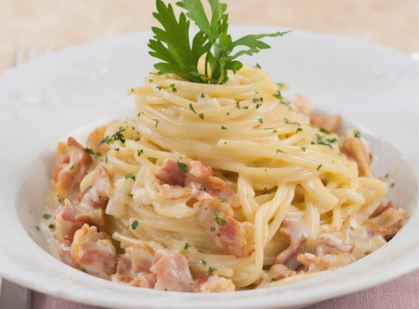 Паста карбонара с беконом и сливками классическая Паста карбонара с беконом и сливками классическая