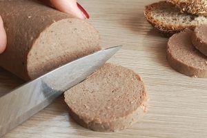 «Знаешь, что внутри»: готовим вкуснейшую ливерную колбасу всего за полчаса