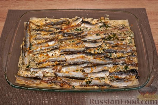Пирог из теста фило, анчоусов, шпината и феты (пита ме гавро)
