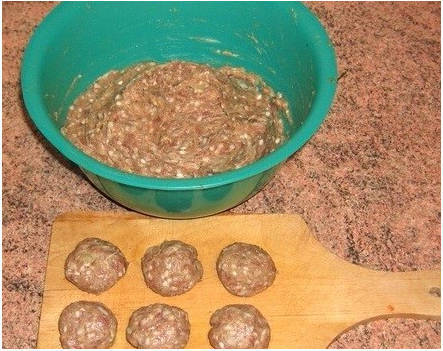 Ежики из фарша с рисом на сковороде с подливкой Ежики из фарша с рисом на сковороде с подливкой