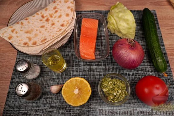 Гирос с красной рыбой и соусом песто Гирос с красной рыбой и соусом песто