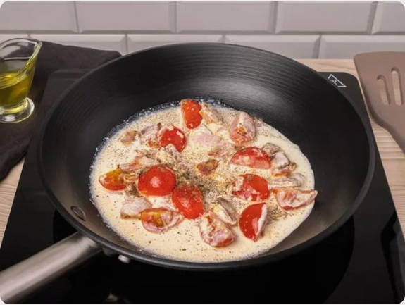 Паста карбонара с беконом и сливками классическая Паста карбонара с беконом и сливками классическая