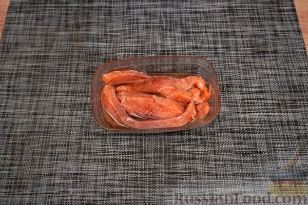 Гирос с красной рыбой и соусом песто Гирос с красной рыбой и соусом песто