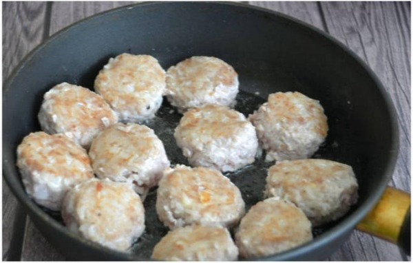 Ежики из фарша с рисом на сковороде с подливкой Ежики из фарша с рисом на сковороде с подливкой