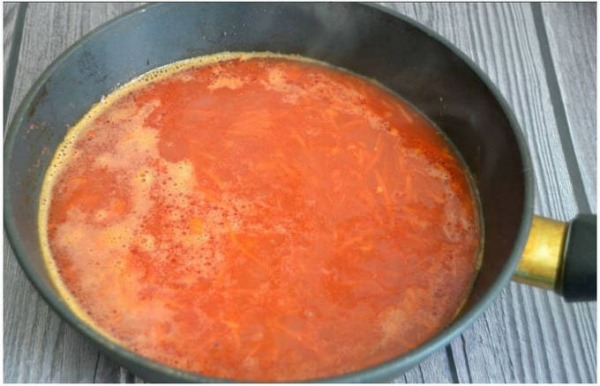 Ежики из фарша с рисом на сковороде с подливкой Ежики из фарша с рисом на сковороде с подливкой