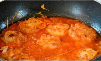 Ежики из фарша с рисом на сковороде с подливкой Ежики из фарша с рисом на сковороде с подливкой