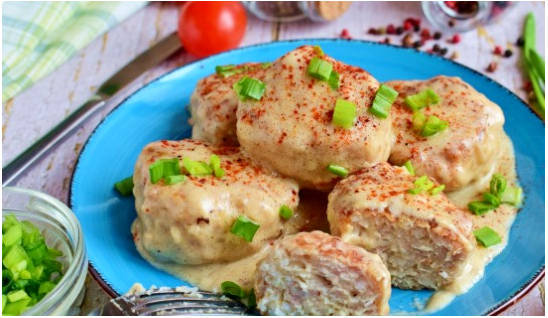 Ежики из фарша с рисом на сковороде с подливкой Ежики из фарша с рисом на сковороде с подливкой